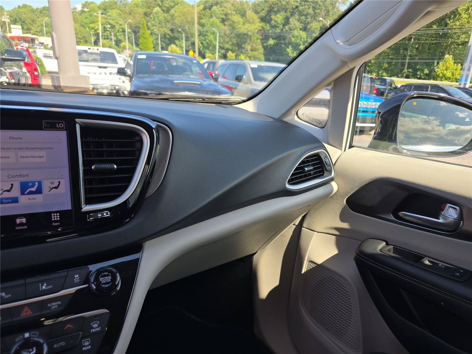 Used 2024 Chrysler Pacifica Touring-L FWD image 23
