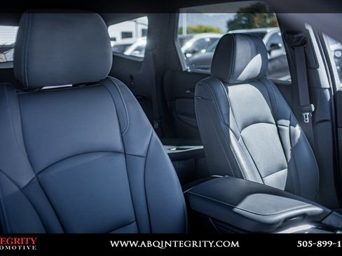 Used 2023 Buick Enclave Essence image 40