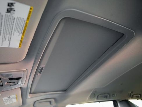 Used 2016 Toyota Sienna SE image 19