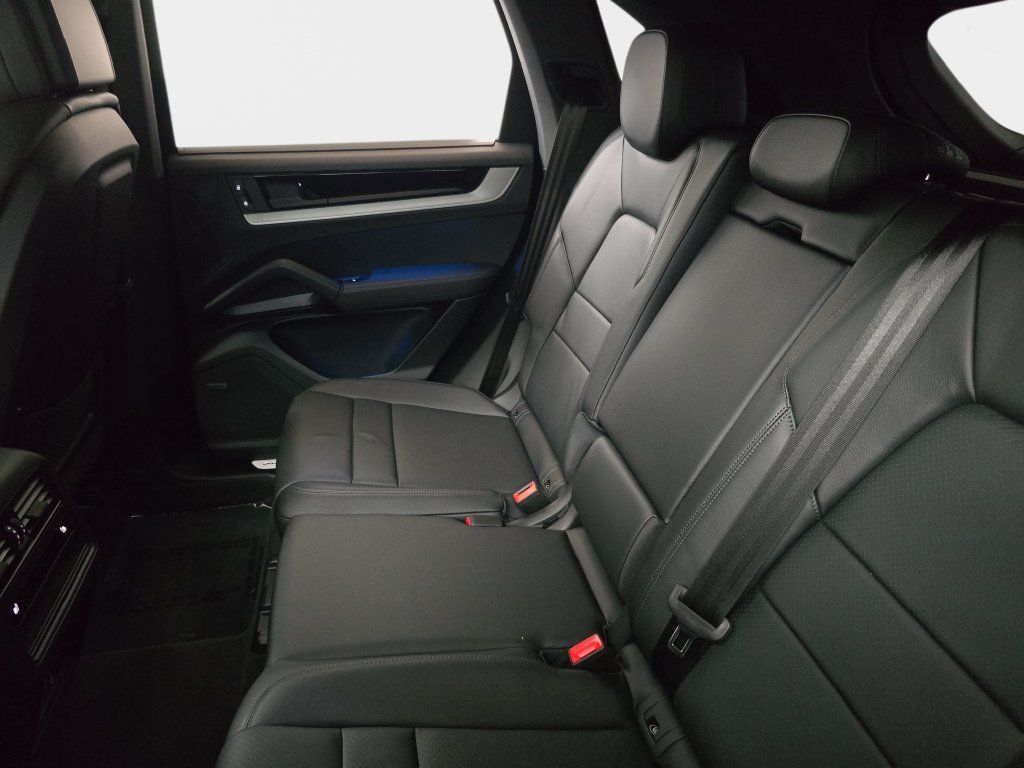 Used 2024 Porsche Cayenne S AWD/4WD image 17