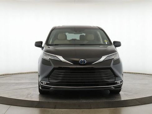 Used 2022 Toyota Sienna XLE image 12