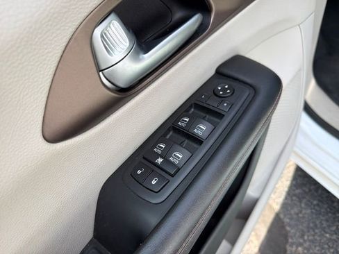 Used 2018 Chrysler Pacifica Touring-L Plus FWD image 17