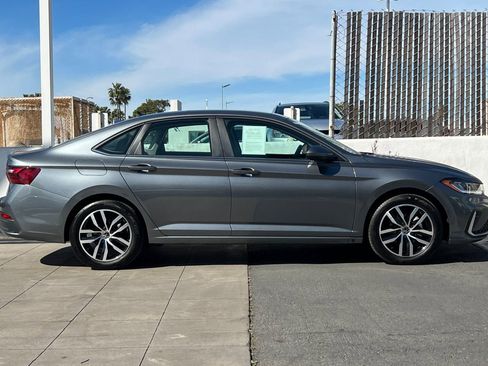 Certified 2025 Volkswagen Jetta SE image 3