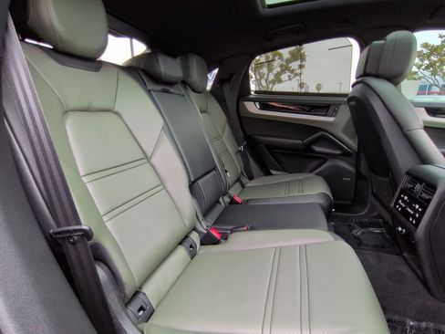 Used 2024 Porsche Cayenne Coupe AWD/4WD image 25