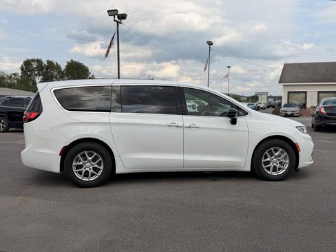 Used 2026 Chrysler Pacifica Select FWD image 4