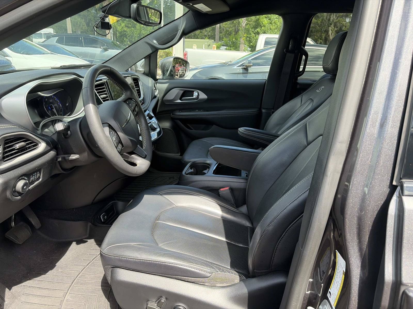 Used 2022 Chrysler Pacifica Touring-L w/ Uconnect Theater Family Group AWD/4WD image 2