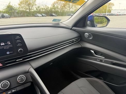Used 2023 Hyundai Elantra SE w/ Preferred Accessory Package FWD image 29