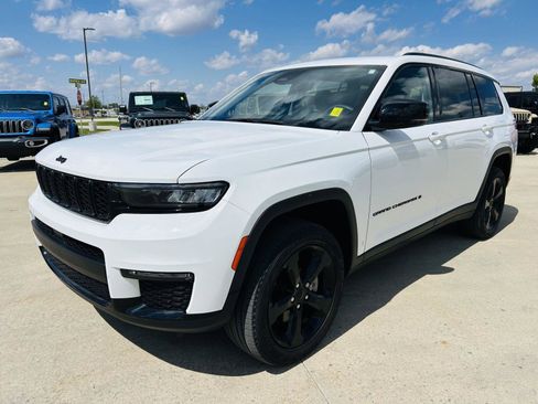 Used 2023 Jeep Grand Cherokee L Limited w/ Black Appearance Package AWD/4WD image 39