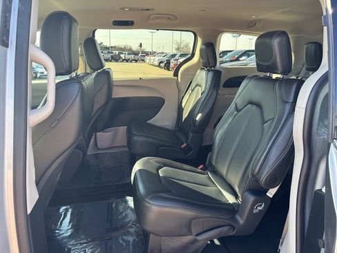 Certified 2024 Chrysler Pacifica Touring-L image 22