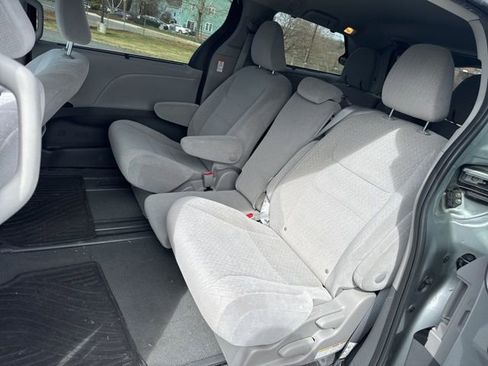 Used 2020 Toyota Sienna LE image 9