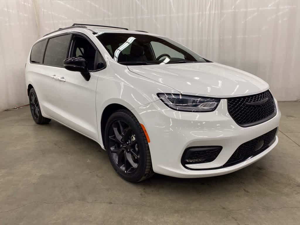 Used 2025 Chrysler Pacifica Limited FWD image 8