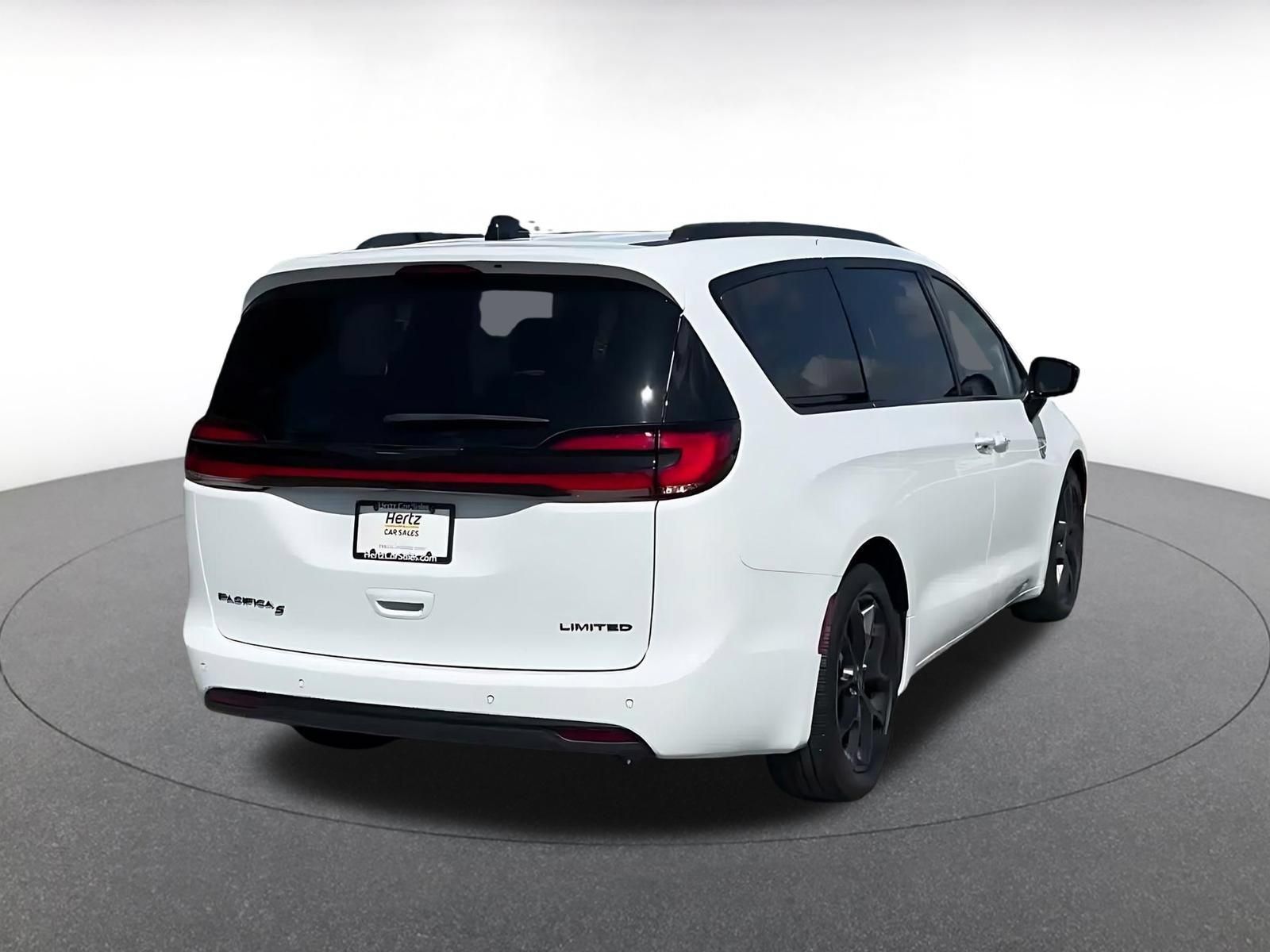 Used 2025 Chrysler Pacifica Limited FWD image 14