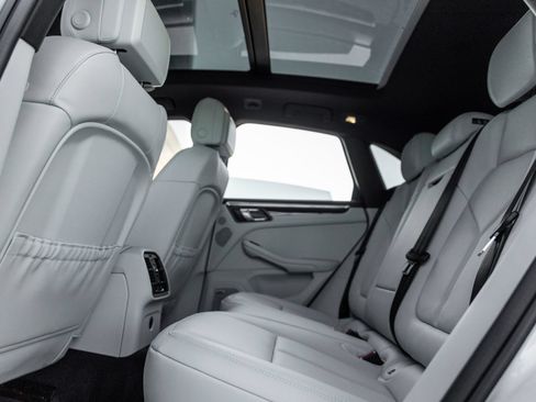 Certified 2026 Porsche Macan AWD/4WD image 32
