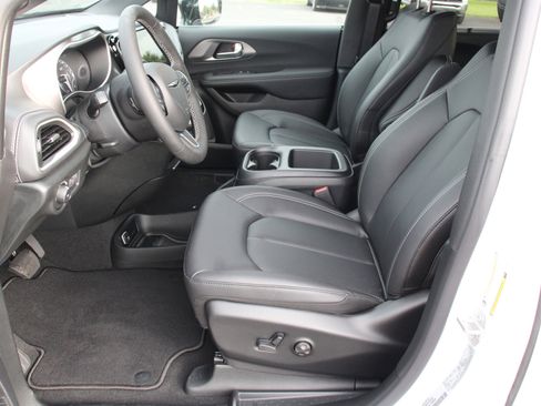 New 2026 Chrysler Pacifica Select image 3