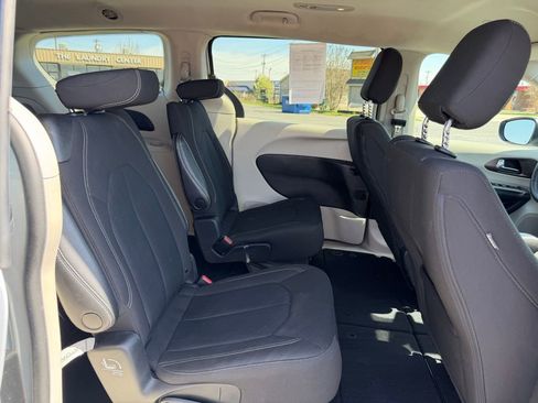 Used 2023 Chrysler Voyager LX image 33