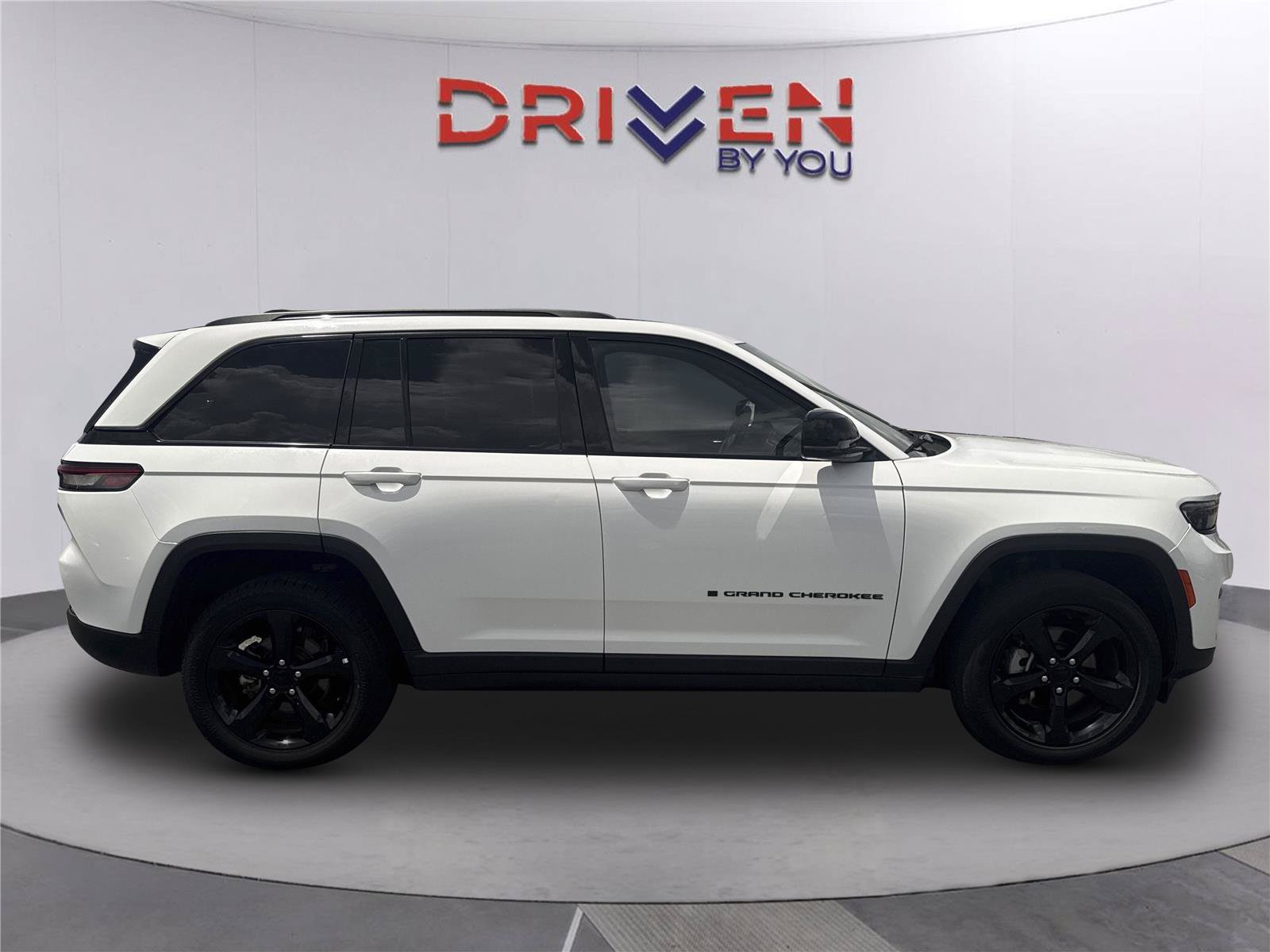 Used 2023 Jeep Grand Cherokee Altitude AWD/4WD image 3