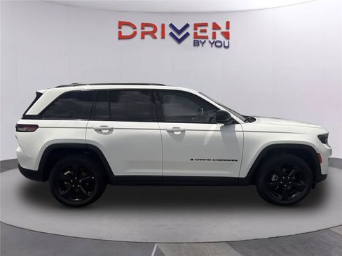 Used 2023 Jeep Grand Cherokee Altitude AWD/4WD image 3
