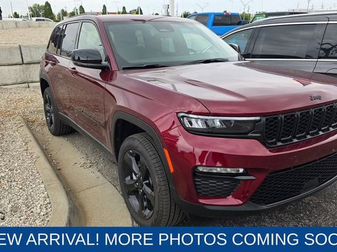 Used 2025 Jeep Grand Cherokee Limited w/ Black Appearance Package image 4
