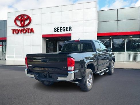 Used 2016 Toyota Tacoma SR5 w/ SR5 Appearance Package (DN) AWD/4WD image 3