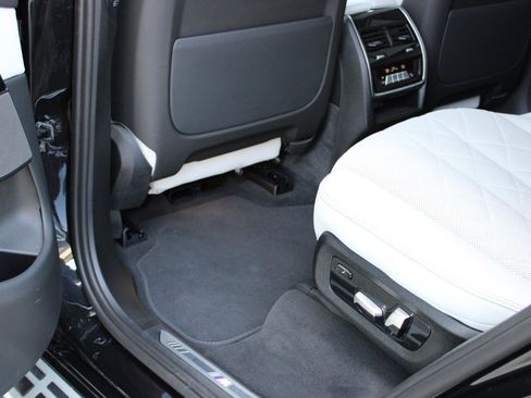 Used 2025 BMW X7 xDrive40i w/ M Sport Package AWD/4WD image 53