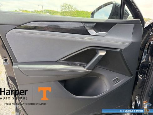 Used 2025 Volkswagen Tiguan SE w/ Panoramic Sunroof Package image 18