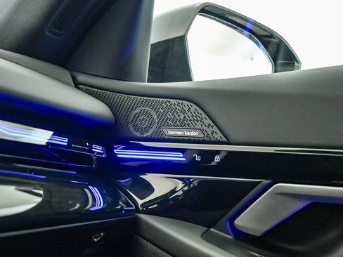 Used 2025 BMW 530i w/ Premium Package image 27