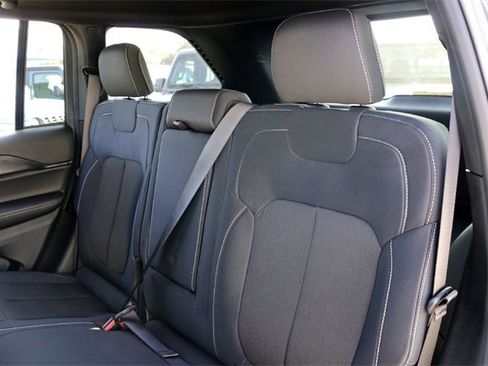 Used 2025 Jeep Grand Cherokee Laredo image 24