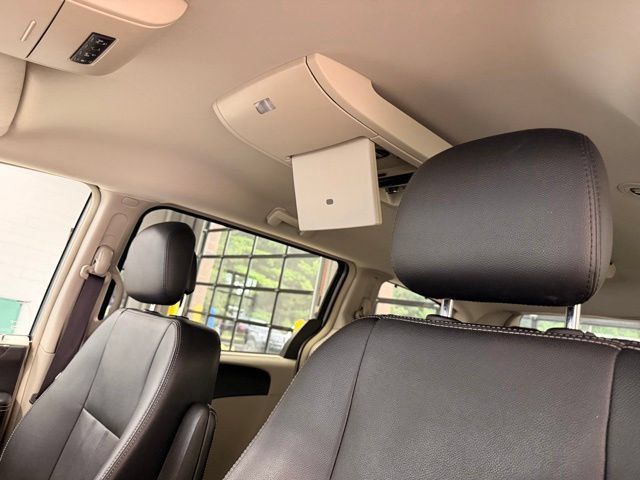 Used 2015 Chrysler Town & Country Touring-L w/ Driver Convenience Group FWD image 25