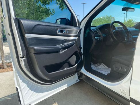 Used 2017 Ford Explorer XLT FWD image 18