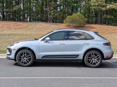 Certified 2025 Porsche Macan AWD/4WD image 2
