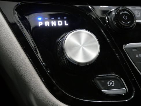Used 2024 Chrysler Pacifica Touring-L FWD image 22