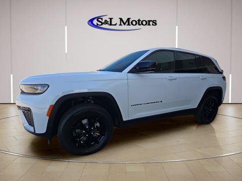 New 2026 Jeep Grand Cherokee Altitude AWD/4WD image 4