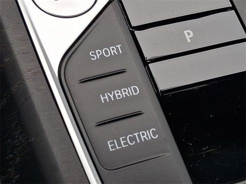 Used 2024 BMW 330e xDrive image 21