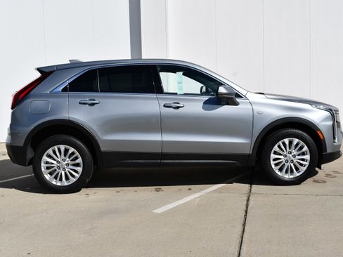 Used 2024 Cadillac XT4 Luxury w/ Cold Weather Package image 4