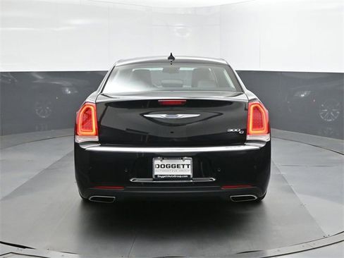 Used 2016 Chrysler 300 C w/ Safetytec Plus Group image 8