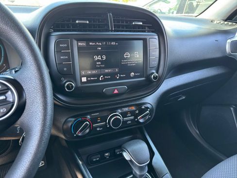 Used 2025 Kia Soul LX w/ LX Technology Package FWD image 17