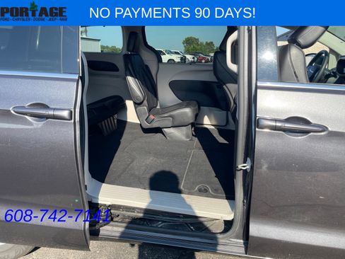 Used 2023 Chrysler Pacifica Touring-L FWD image 10