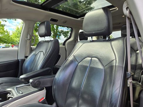 Used 2020 Chrysler Pacifica Limited FWD image 23