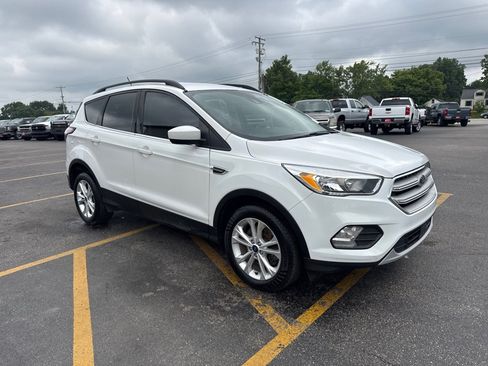 Used 2018 Ford Escape SE w/ Ford Safe & Smart Package AWD/4WD image 4