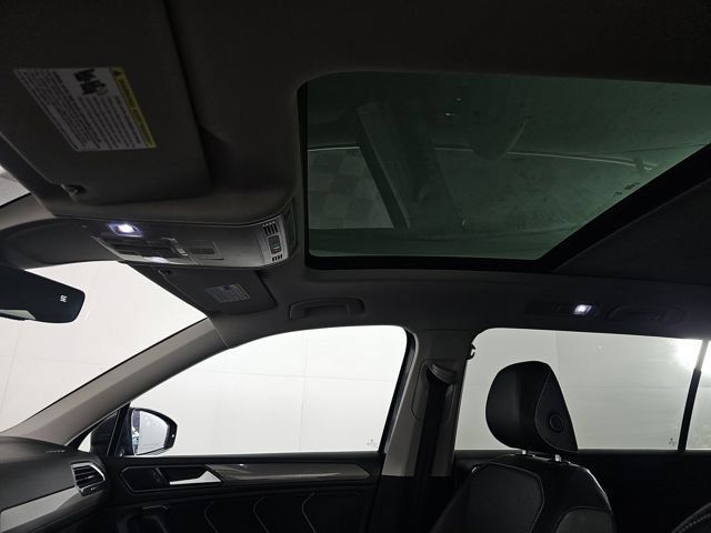 Used 2023 Volkswagen Tiguan SE w/ Panoramic Sunroof Package FWD image 18
