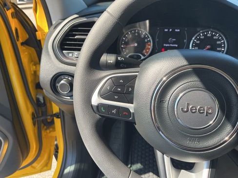 Used 2023 Jeep Renegade Latitude AWD/4WD image 18