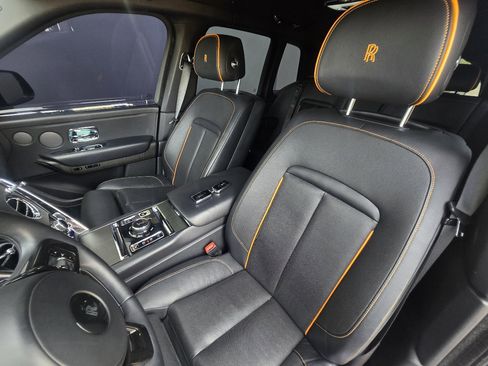 Used 2020 Rolls-Royce Cullinan Black Badge image 18