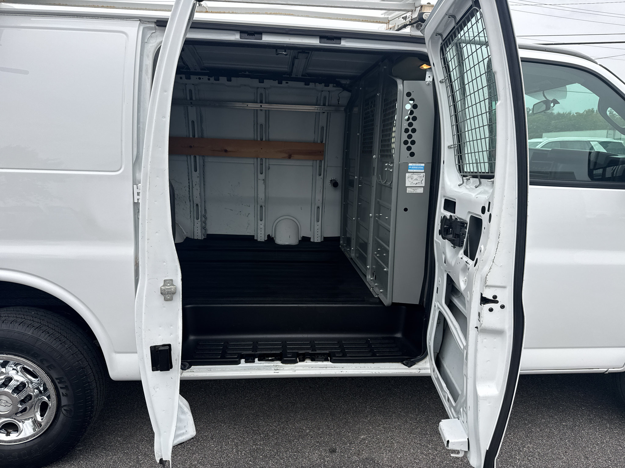 Used 2017 Chevrolet Express 2500 RWD image 10