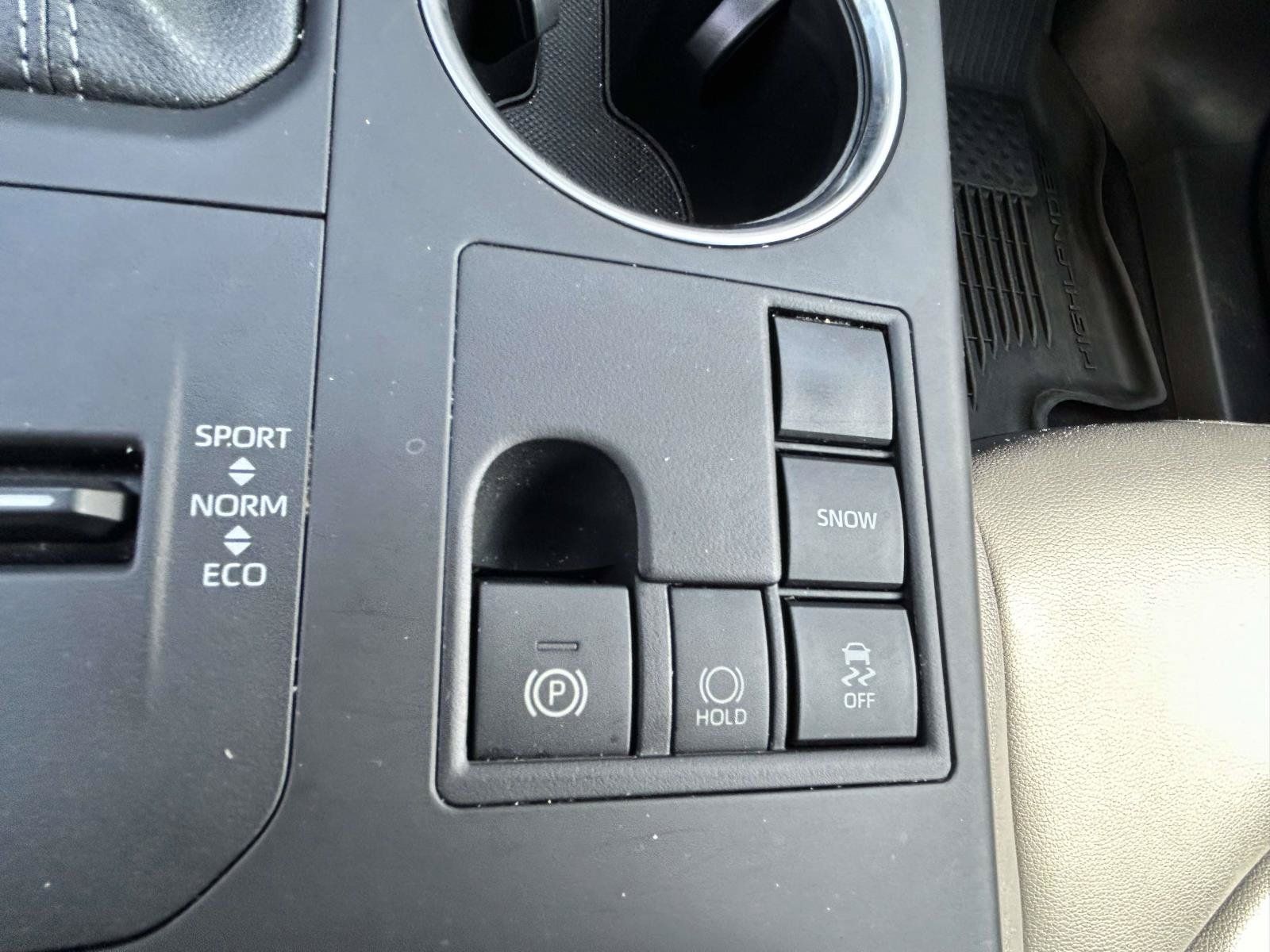 Used 2024 Toyota Highlander XLE FWD image 19