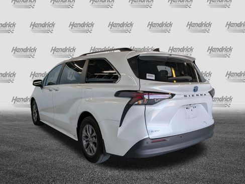 Certified 2025 Toyota Sienna XLE FWD image 7
