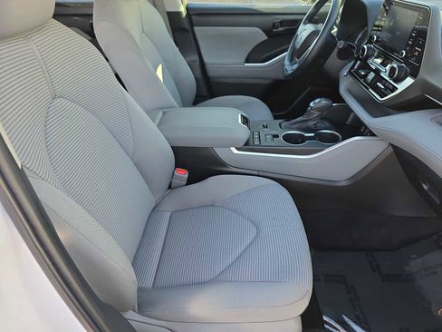 Used 2022 Toyota Highlander LE image 18