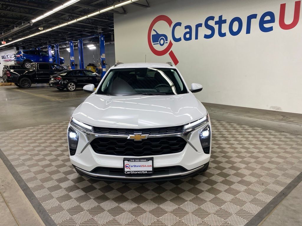 Used 2025 Chevrolet Trax LT w/ LT Convenience Package FWD image 4
