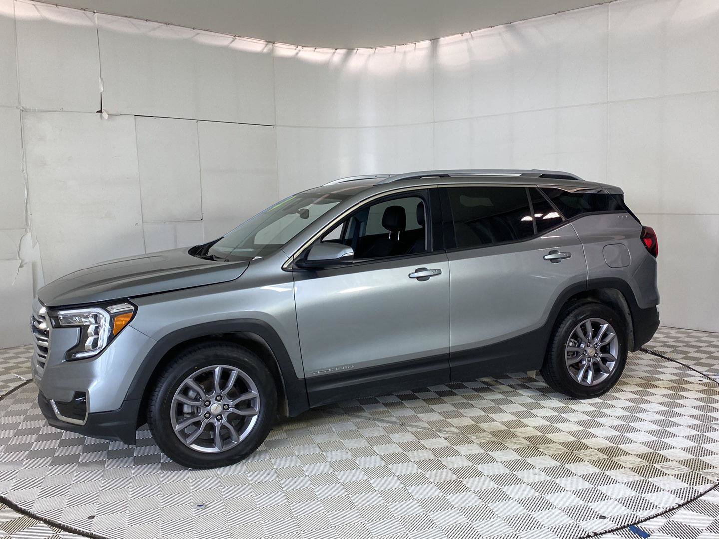 Certified 2024 GMC Terrain SLT FWD image 3