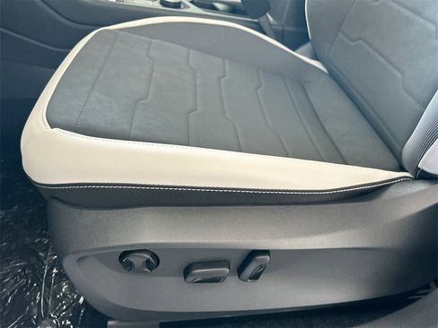 New 2026 Volkswagen Taos SE image 14