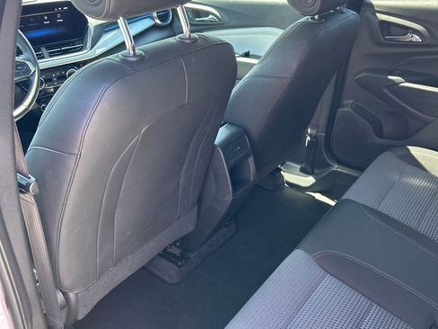 Used 2025 Chevrolet Trax LT w/ LT Convenience Package FWD image 17